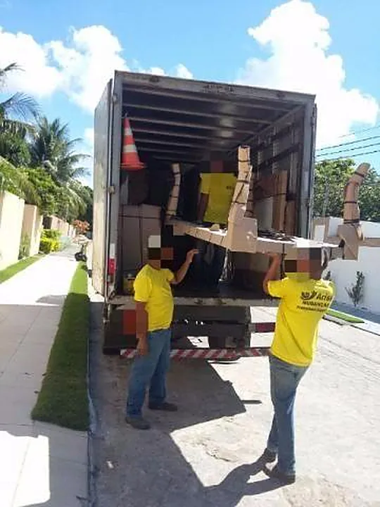 Equipe da Arise carregando o caminhão baú em frente a uma residência