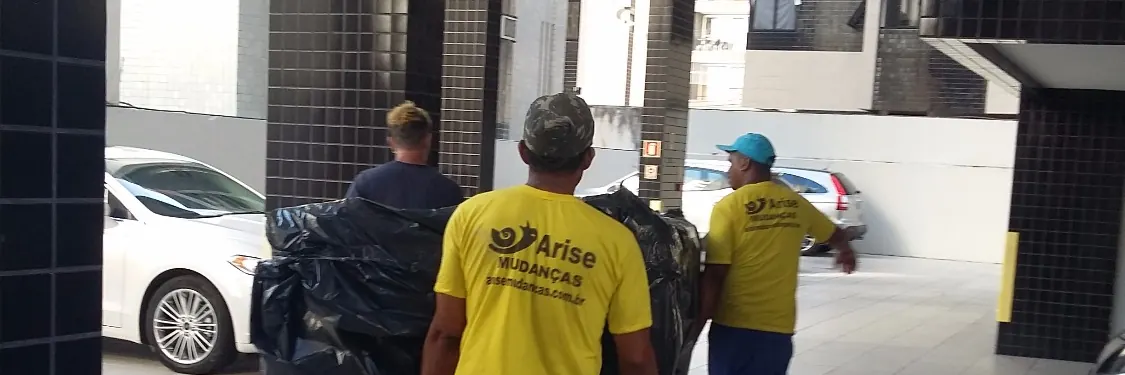 Equipe da Arise Mudanças em atendimento no hall de um edifício