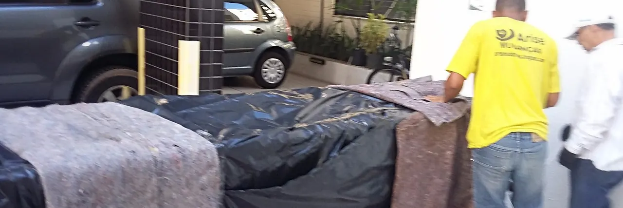 Móveis embalados aguardando o carregamento na entrada de um edifício