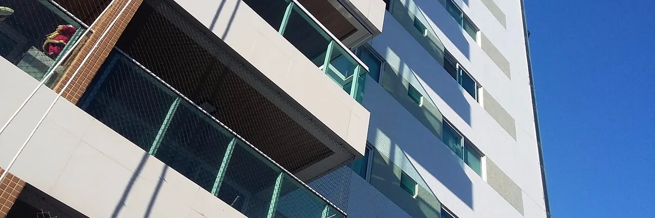 Fachada de edifício alto vista de baixo, cenário típico de içamento