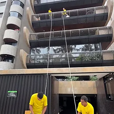 Içamento de volume embalado pela fachada de um edifício em Maceió