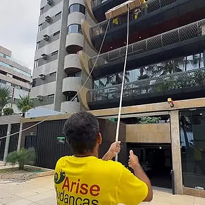 Colaborador da Arise conduzindo a corda de içamento em frente ao prédio