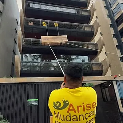 Equipe da Arise acompanhando a subida da carga em içamento residencial