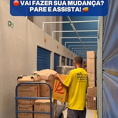 Carrinho com caixas no corredor do guarda-móveis da Arise