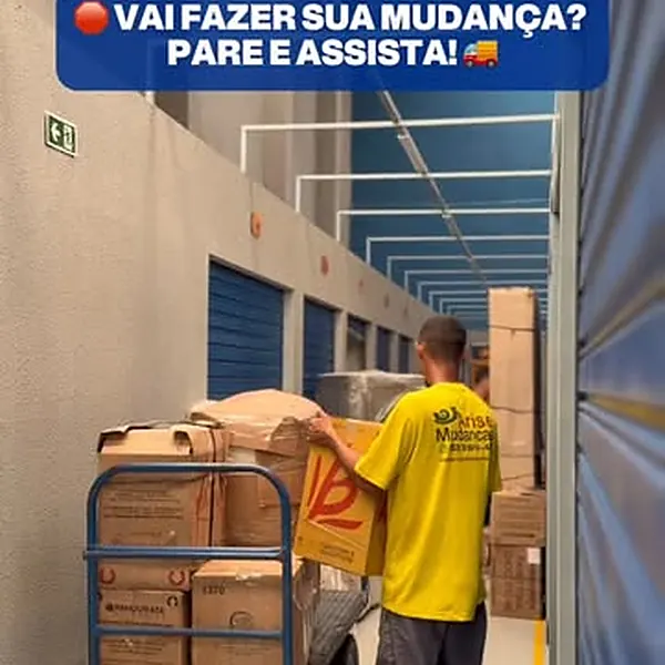 Corredor do guarda-móveis da Arise com carrinho carregado de caixas