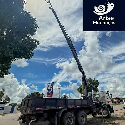 Caminhão munck da Arise posicionado para operação de içamento