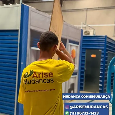 Colaborador da Arise organizando volumes nos boxes do guarda-móveis