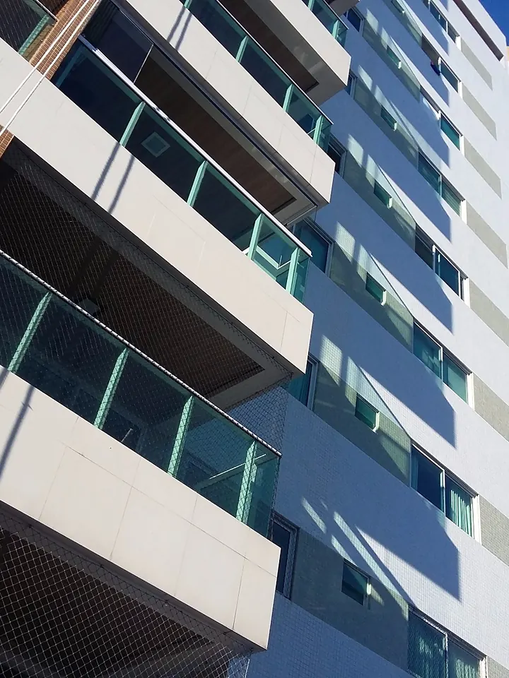 Edifício residencial alto em Maceió visto a partir da base da fachada