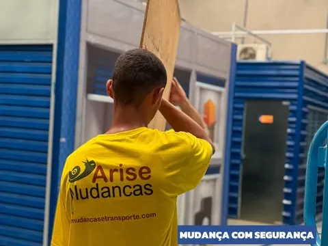 Colaborador da Arise em frente aos boxes do guarda-móveis
