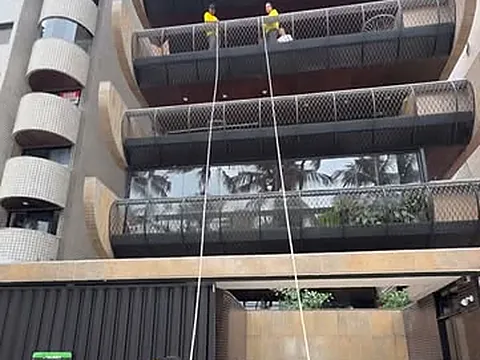Içamento de caixa pela fachada de um edifício feito pela equipe da Arise